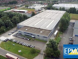 Het betreft de verhuur van een magazijn in de industriezone Krekelenberg te Boom. Dit magazijn geniet een uitstekende ligging op- en afrit 9 van de A12 (Antwerpen - Brussel). Het magazijn heeft een oppervlakte van ca. 5550 m².
Huurprijs exclusief Onroer