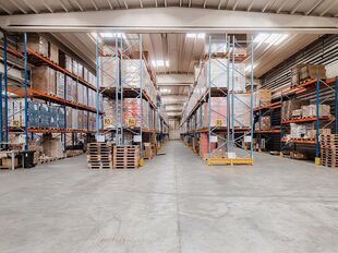 Het betreft de verhuur van een logistiek magazijn gelegen langs de Leuvensesteenweg in Boortmeerbeek. Dit gebouw geniet een uitstekende en strategische ligging en is perfect gelegen langs de N26, tussen Brussel en Leuven, en biedt directe verbindingen na