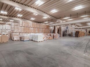 Het betreft de verhuur van een logistiek magazijn gelegen langs de Leuvensesteenweg in Boortmeerbeek. Dit gebouw geniet een uitstekende en strategische ligging en is perfect gelegen langs de N26, tussen Brussel en Leuven, en biedt directe verbindingen na