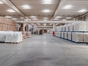 Het betreft de verhuur van een logistiek magazijn gelegen langs de Leuvensesteenweg in Boortmeerbeek. Dit gebouw geniet een uitstekende en strategische ligging en is perfect gelegen langs de N26, tussen Brussel en Leuven, en biedt directe verbindingen na