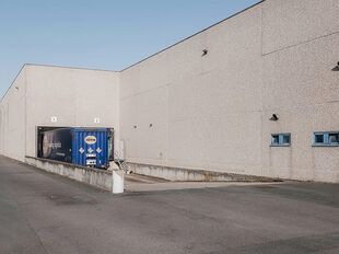 Het betreft de verhuur van een logistiek magazijn gelegen langs de Leuvensesteenweg in Boortmeerbeek. Dit gebouw geniet een uitstekende en strategische ligging en is perfect gelegen langs de N26, tussen Brussel en Leuven, en biedt directe verbindingen na