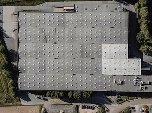 Het betreft de verhuur van een logistiek magazijn gelegen langs de Leuvensesteenweg in Boortmeerbeek. Dit gebouw geniet een uitstekende en strategische ligging en is perfect gelegen langs de N26, tussen Brussel en Leuven, en biedt directe verbindingen na