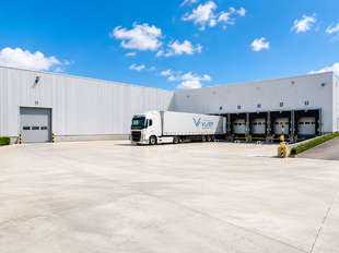 Op een centrale locatie te Dendermonde, gelegen in de industriezone 'Hoogveld', bieden wij deze logistieke ruimte te huur aan op een terrein van ca 25 323 m². Deze logistieke ruimte ligt op 1 minuut rijden van de N41 (Rijksweg) en is tevens gelegen nabij
