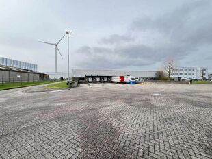 Op een centrale locatie te Dendermonde, gelegen in de industriezone 'Hoogveld', bieden wij deze logistieke ruimte te huur aan op een terrein van ca 25 323 m². Deze logistieke ruimte ligt op 1 minuut rijden van de N41 (Rijksweg) en is tevens gelegen nabij