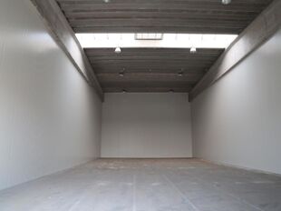 Het betreft de verhuur van een magazijn op de polyvalente industriële site 'De Klinkaard'. Deze locatie bevindt zich nabij de Nederlandse grens en de N11 dewelke zorgt voor een vlotte verbinding naar Antwerpen.
Het magazijn heeft een oppervlakte van 290