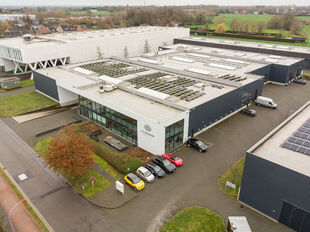 Op een strategische en uitstekend bereikbare locatie in Kontich bevindt zich dit instapklare en representatieve bedrijfsgebouw met een totale oppervlakte van 2.673 m&sup2;. Het pand combineert functionaliteit, ruimte en een verzorgde uitstraling, en vormt daa