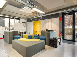 Op een strategische en uitstekend bereikbare locatie in Kontich bevindt zich dit instapklare en representatieve bedrijfsgebouw met een totale oppervlakte van 2.673 m&sup2;. Het pand combineert functionaliteit, ruimte en een verzorgde uitstraling, en vormt daa