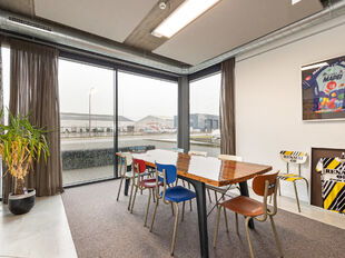 Op een strategische en uitstekend bereikbare locatie in Kontich bevindt zich dit instapklare en representatieve bedrijfsgebouw met een totale oppervlakte van 2.673 m&sup2;. Het pand combineert functionaliteit, ruimte en een verzorgde uitstraling, en vormt daa