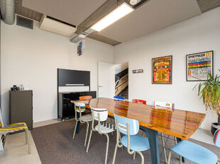 Op een strategische en uitstekend bereikbare locatie in Kontich bevindt zich dit instapklare en representatieve bedrijfsgebouw met een totale oppervlakte van 2.673 m&sup2;. Het pand combineert functionaliteit, ruimte en een verzorgde uitstraling, en vormt daa