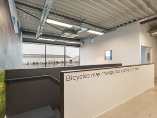 Op een strategische en uitstekend bereikbare locatie in Kontich bevindt zich dit instapklare en representatieve bedrijfsgebouw met een totale oppervlakte van 2.673 m&sup2;. Het pand combineert functionaliteit, ruimte en een verzorgde uitstraling, en vormt daa