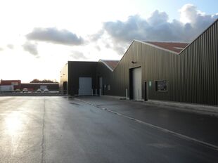 Het betreft de verhuur van een magazijn in het bedrijvenpark De Delften te Westmalle. Deze locatie is eenvoudig bereikbaar via de afrit Zoersel op de E34 (Antwerpen-Turnhout) ofwel de afrit Brecht op de E19 (Antwerpen-Breda).
Dit magazijn heeft een opper