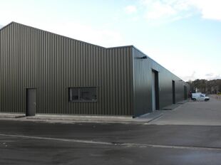 Het betreft de verhuur van een magazijn in het bedrijvenpark De Delften te Westmalle. Deze locatie is eenvoudig bereikbaar via de afrit Zoersel op de E34 (Antwerpen-Turnhout) ofwel de afrit Brecht op de E19 (Antwerpen-Breda).
Dit magazijn heeft een opper