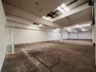 Het betreft de verhuur van een magazijn met uitgerust mooi kantoor in het bedrijvenpark De Delften te Westmalle. Deze locatie is eenvoudig bereikbaar via de afrit Zoersel op de E34 (Antwerpen-Turnhout) ofwel de afrit Brecht op de E19 (Antwerpen-Breda).
D