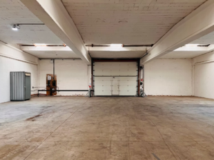 Het betreft de verhuur van een magazijn in het bedrijvenpark De Delften te Westmalle. Deze locatie is eenvoudig bereikbaar via de afrit Zoersel op de E34 (Antwerpen-Turnhout) ofwel de afrit Brecht op de E19 (Antwerpen-Breda).

Dit magazijn heeft een opper