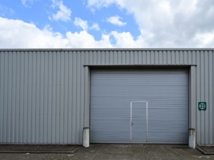 Het betreft de verhuur van een magazijn in het bedrijvenpark De Delften te Westmalle. Deze locatie is eenvoudig bereikbaar via de afrit Zoersel op de E34 (Antwerpen-Turnhout) ofwel de afrit Brecht op de E19 (Antwerpen-Breda).

Dit magazijn heeft een opper