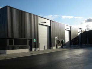 Het betreft de verhuur van een magazijn in het bedrijvenpark De Delften te Westmalle. Deze locatie is eenvoudig bereikbaar via de afrit Zoersel op de E34 (Antwerpen-Turnhout) ofwel de afrit Brecht op de E19 (Antwerpen-Breda).

Dit magazijn heeft een opper