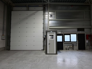 Het betreft de verhuur van een magazijn in het bedrijvenpark De Delften te Westmalle. Deze locatie is eenvoudig bereikbaar via de afrit Zoersel op de E34 (Antwerpen-Turnhout) ofwel de afrit Brecht op de E19 (Antwerpen-Breda).

Dit magazijn heeft een opper