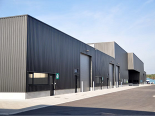 Het betreft de verhuur van een magazijn in het bedrijvenpark De Delften te Westmalle. Deze locatie is eenvoudig bereikbaar via de afrit Zoersel op de E34 (Antwerpen-Turnhout) ofwel de afrit Brecht op de E19 (Antwerpen-Breda).
Dit magazijn heeft een opper