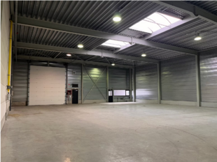 Het betreft de verhuur van een magazijn in het bedrijvenpark De Delften te Westmalle. Deze locatie is eenvoudig bereikbaar via de afrit Zoersel op de E34 (Antwerpen-Turnhout) ofwel de afrit Brecht op de E19 (Antwerpen-Breda).
Dit magazijn heeft een opper