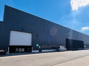 Het betreft de verhuur van een magazijn in het bedrijvenpark De Delften te Westmalle. Deze locatie is eenvoudig bereikbaar via de afrit Zoersel op de E34 (Antwerpen-Turnhout) ofwel de afrit Brecht op de E19 (Antwerpen-Breda).
Dit magazijn heeft een opper