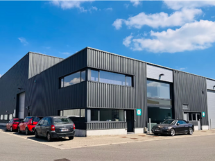 Het betreft de verhuur van een magazijn en kantoor in het bedrijvenpark De Delften te Westmalle. Deze locatie is eenvoudig bereikbaar via de afrit Zoersel op de E34 (Antwerpen-Turnhout) ofwel de afrit Brecht op de E19 (Antwerpen-Breda).
Dit magazijn heef