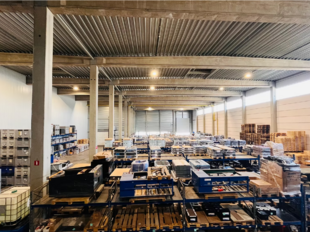 Het betreft de verhuur van een magazijn en kantoor in het bedrijvenpark De Delften te Westmalle. Deze locatie is eenvoudig bereikbaar via de afrit Zoersel op de E34 (Antwerpen-Turnhout) ofwel de afrit Brecht op de E19 (Antwerpen-Breda).
Dit magazijn heef