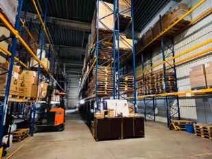 Het betreft de verhuur van een magazijn en kantoor in het bedrijvenpark De Delften te Westmalle. Deze locatie is eenvoudig bereikbaar via de afrit Zoersel op de E34 (Antwerpen-Turnhout) ofwel de afrit Brecht op de E19 (Antwerpen-Breda).
Dit magazijn heef