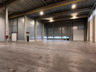 Het betreft de verhuur van een magazijn en kantoor in het bedrijvenpark De Delften te Westmalle. Deze locatie is eenvoudig bereikbaar via de afrit Zoersel op de E34 (Antwerpen-Turnhout) ofwel de afrit Brecht op de E19 (Antwerpen-Breda).
Dit magazijn heef