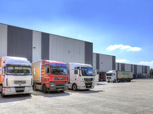 Het betreft de verhuur van een logistiek magazijn van 6.383 m² met 82 m² kantoorruimte te huur in Mechelen, in de industriezone Mechelen Noord 1, dewelke een uitstekende ligging geniet nabij de E19 (Brussel – Antwerpen).
Het gebouw heeft een vrije ho