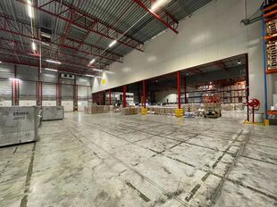 Het betreft de verhuur van een logistiek magazijn van 6.383 m² met 82 m² kantoorruimte te huur in Mechelen, in de industriezone Mechelen Noord 1, dewelke een uitstekende ligging geniet nabij de E19 (Brussel – Antwerpen).
Het gebouw heeft een vrije ho