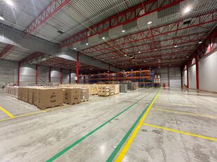 Het betreft de verhuur van een logistiek magazijn van 6.383 m² met 82 m² kantoorruimte te huur in Mechelen, in de industriezone Mechelen Noord 1, dewelke een uitstekende ligging geniet nabij de E19 (Brussel – Antwerpen).
Het gebouw heeft een vrije ho