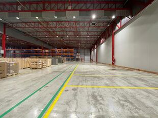Het betreft de verhuur van een logistiek magazijn van 6.383 m² met 82 m² kantoorruimte te huur in Mechelen, in de industriezone Mechelen Noord 1, dewelke een uitstekende ligging geniet nabij de E19 (Brussel – Antwerpen).
Het gebouw heeft een vrije ho