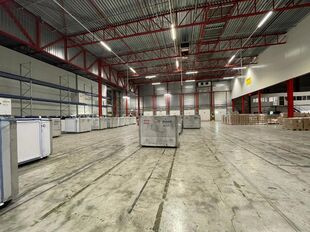 Het betreft de verhuur van een logistiek magazijn van 6.383 m² met 82 m² kantoorruimte te huur in Mechelen, in de industriezone Mechelen Noord 1, dewelke een uitstekende ligging geniet nabij de E19 (Brussel – Antwerpen).
Het gebouw heeft een vrije ho