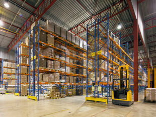 Het betreft de verhuur van een logistiek magazijn van 6.383 m² met 82 m² kantoorruimte te huur in Mechelen, in de industriezone Mechelen Noord 1, dewelke een uitstekende ligging geniet nabij de E19 (Brussel – Antwerpen).
Het gebouw heeft een vrije ho