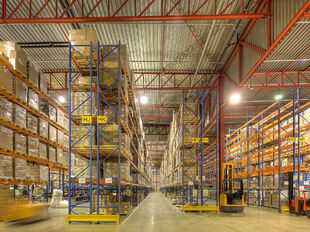 Het betreft de verhuur van een logistiek magazijn van 6.383 m² met 82 m² kantoorruimte te huur in Mechelen, in de industriezone Mechelen Noord 1, dewelke een uitstekende ligging geniet nabij de E19 (Brussel – Antwerpen).
Het gebouw heeft een vrije ho