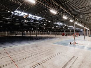 Het betreft een logistieke site gelegen aan de Blarenberglaan 19 in Industriezone Mechelen-Noord, met uitstekende visibiliteit langs de E19 Antwerpen&ndash;Brussel.

De site omvat 8.691 m&sup2; magazijn, ca. 3.200 m&sup2; gerenoveerde kantoren (gelijkvloers + verdiep