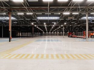 Het betreft een logistieke site gelegen aan de Blarenberglaan 19 in Industriezone Mechelen-Noord, met uitstekende visibiliteit langs de E19 Antwerpen&ndash;Brussel.

De site omvat 8.691 m&sup2; magazijn, ca. 3.200 m&sup2; gerenoveerde kantoren (gelijkvloers + verdiep