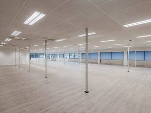 Het betreft een logistieke site gelegen aan de Blarenberglaan 19 in Industriezone Mechelen-Noord, met uitstekende visibiliteit langs de E19 Antwerpen&ndash;Brussel.

De site omvat 8.691 m&sup2; magazijn, ca. 3.200 m&sup2; gerenoveerde kantoren (gelijkvloers + verdiep