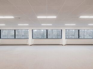 Het betreft een logistieke site gelegen aan de Blarenberglaan 19 in Industriezone Mechelen-Noord, met uitstekende visibiliteit langs de E19 Antwerpen&ndash;Brussel.

De site omvat 8.691 m&sup2; magazijn, ca. 3.200 m&sup2; gerenoveerde kantoren (gelijkvloers + verdiep