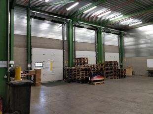 Het betreft de verhuur van een industrieel gebouw, gelegen op een uitstekende en strategische locatie te Puurs. Het gebouw, gelegen langs de A12, geniet een uitstekende visibiliteit vanop de A12 (Antwerpen - Brussel).

Unit 2 telt een oppervlakte van ca. 