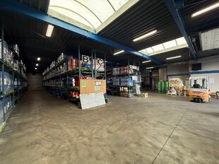 Op een strategische locatie in Schelle, aan de Molenberglei 9-11, bevindt zich dit magazijn dewelke een uitstekende ligging geniet nabij de A12 (Antwerpen - Brussel).
Dit magazijn, met een vrije hoogte van 6 meter, heeft een oppervlakte van ca. 350 m².