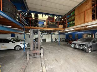 Het betreft de verhuur van een magazijn met kantoorruimte op een uitstekende locatie te Brandekensweg 4B in Schelle, ideaal gelegen tussen Antwerpen & Brussel, vlakbij de Boomsesteenweg. Daarnaast is er nog een ruime verharde buitenruimte aanwezig. 

Het 