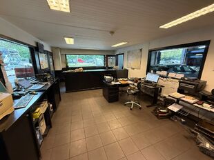 Het betreft de verhuur van een magazijn met kantoorruimte op een uitstekende locatie te Brandekensweg 4B in Schelle, ideaal gelegen tussen Antwerpen & Brussel, vlakbij de Boomsesteenweg. Daarnaast is er nog een ruime verharde buitenruimte aanwezig. 

Het 