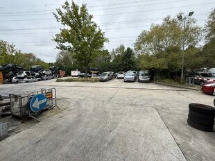 Het betreft de verhuur van een magazijn met kantoorruimte op een uitstekende locatie te Brandekensweg 4B in Schelle, ideaal gelegen tussen Antwerpen & Brussel, vlakbij de Boomsesteenweg. Daarnaast is er nog een ruime verharde buitenruimte aanwezig. 

Het 