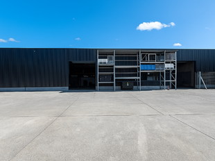 Het betreft de verhuur van een magazijn met kantoorruimte op een uitstekende locatie te Brandekensweg 4B in Schelle, ideaal gelegen tussen Antwerpen & Brussel, vlakbij de Boomsesteenweg. Daarnaast is er nog een ruime verharde buitenruimte aanwezig. 

Het 