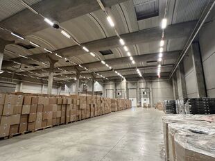 Het betreft de verhuur van een logistieke site, gelegen op een uitstekende locatie te Sint-Niklaas. De site ligt vlak bij de R42 met een vlotte ontsluiting naar de E17 (Antwerpen - Gent).

Het logistieke gebouw telt een oppervlakte van ca. 20 505 m², opg