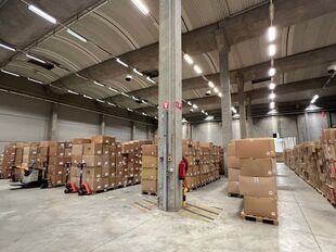 Het betreft de verhuur van een logistieke site, gelegen op een uitstekende locatie te Sint-Niklaas. De site ligt vlak bij de R42 met een vlotte ontsluiting naar de E17 (Antwerpen - Gent).

Het logistieke gebouw telt een oppervlakte van ca. 20 505 m², opg