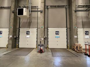 Het betreft de verhuur van een logistieke site, gelegen op een uitstekende locatie te Sint-Niklaas. De site ligt vlak bij de R42 met een vlotte ontsluiting naar de E17 (Antwerpen - Gent).

Het logistieke gebouw telt een oppervlakte van ca. 20 505 m², opg