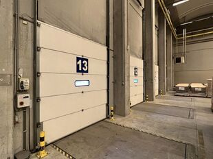 Het betreft de verhuur van een logistieke site, gelegen op een uitstekende locatie te Sint-Niklaas. De site ligt vlak bij de R42 met een vlotte ontsluiting naar de E17 (Antwerpen - Gent).

Het logistieke gebouw telt een oppervlakte van ca. 20 505 m², opg