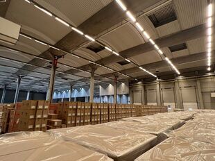 Het betreft de verhuur van een logistieke site, gelegen op een uitstekende locatie te Sint-Niklaas. De site ligt vlak bij de R42 met een vlotte ontsluiting naar de E17 (Antwerpen - Gent).

Het logistieke gebouw telt een oppervlakte van ca. 20 505 m², opg